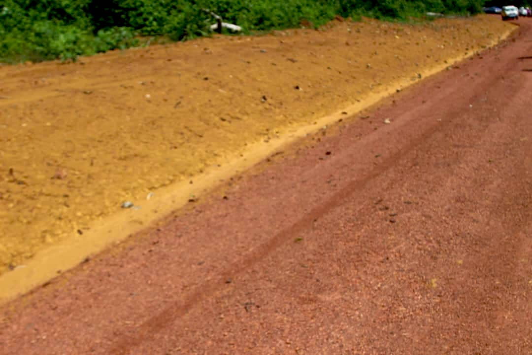 Vue partielle de la route financée à plus de 100 millions F CFA, alors qu’aucune plantation du programme Graine prévue dans le projet n’a été faite.