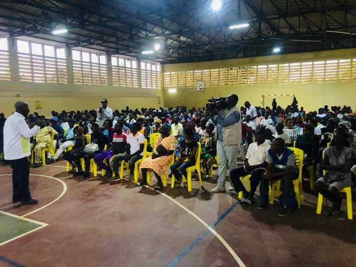 Raymond Ndong Sima marque des points auprès des Molvillois