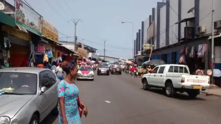 Nkembo : un homme mortellement poignardé dans un salon de coiffure