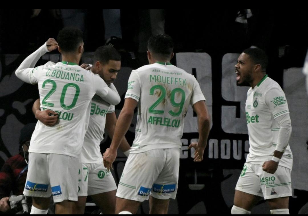 Dénis Bouanga et les Verts lors de la victoire face à Angers