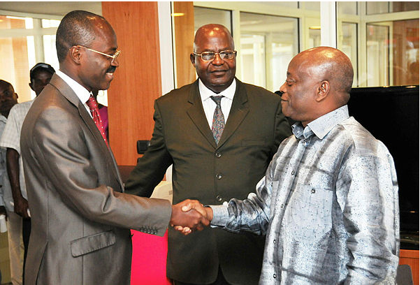 Poignée de main entre le nouveau directeur du quotidien l'Union Lin Joel Ndembet et Albert Yangari lors de la passation de service