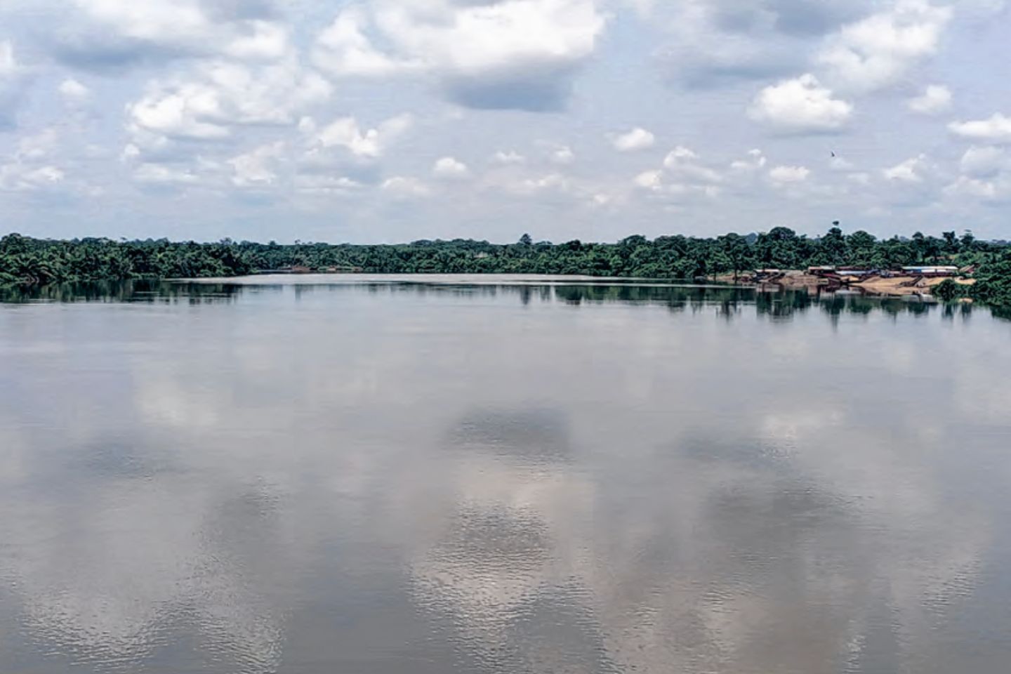 Le fleuve Komo à Kango.