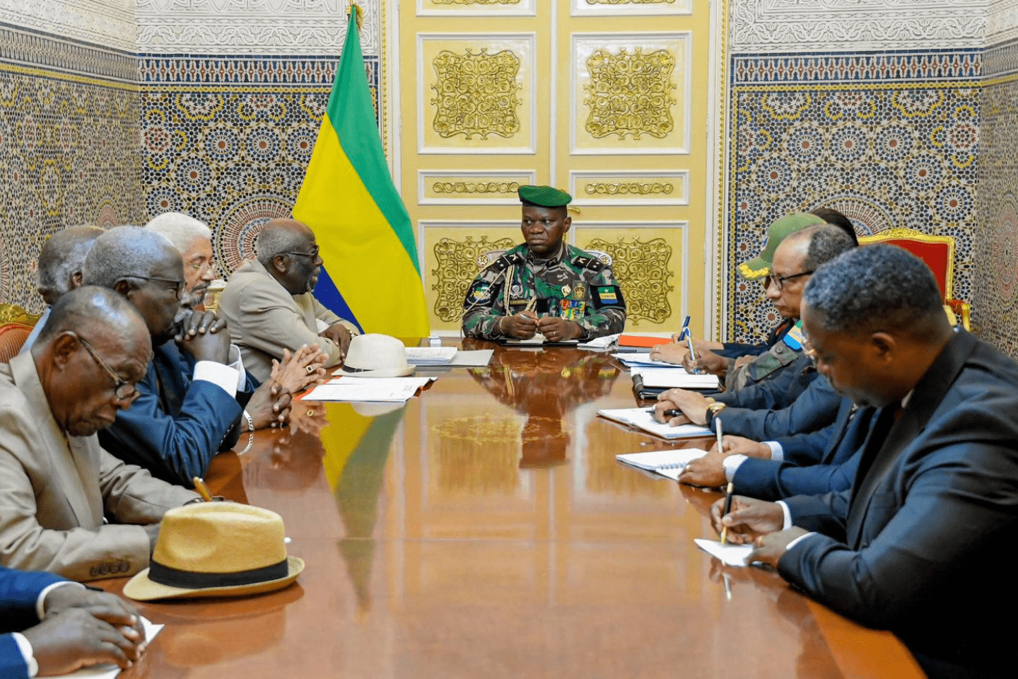 Une phase de l’audience accordée par le président de la République au Collectif des sages et dignitaires du Gabon, hier.