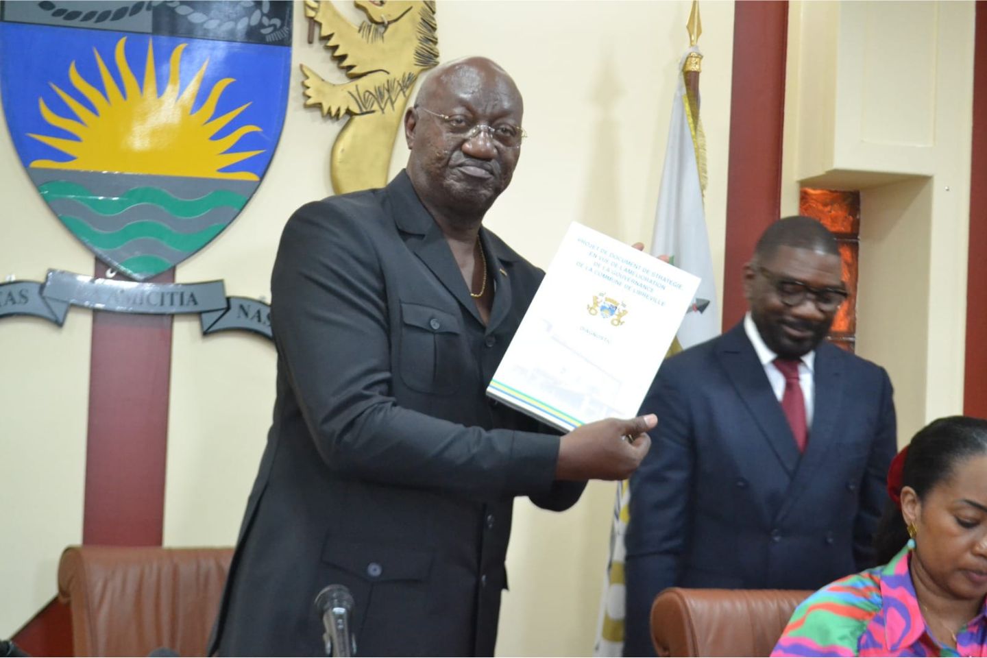 Le délégué spécial pour la commune de Libreville désormais en possession du document stratégique pour l’amélioration de la gouvernance de sa cité.