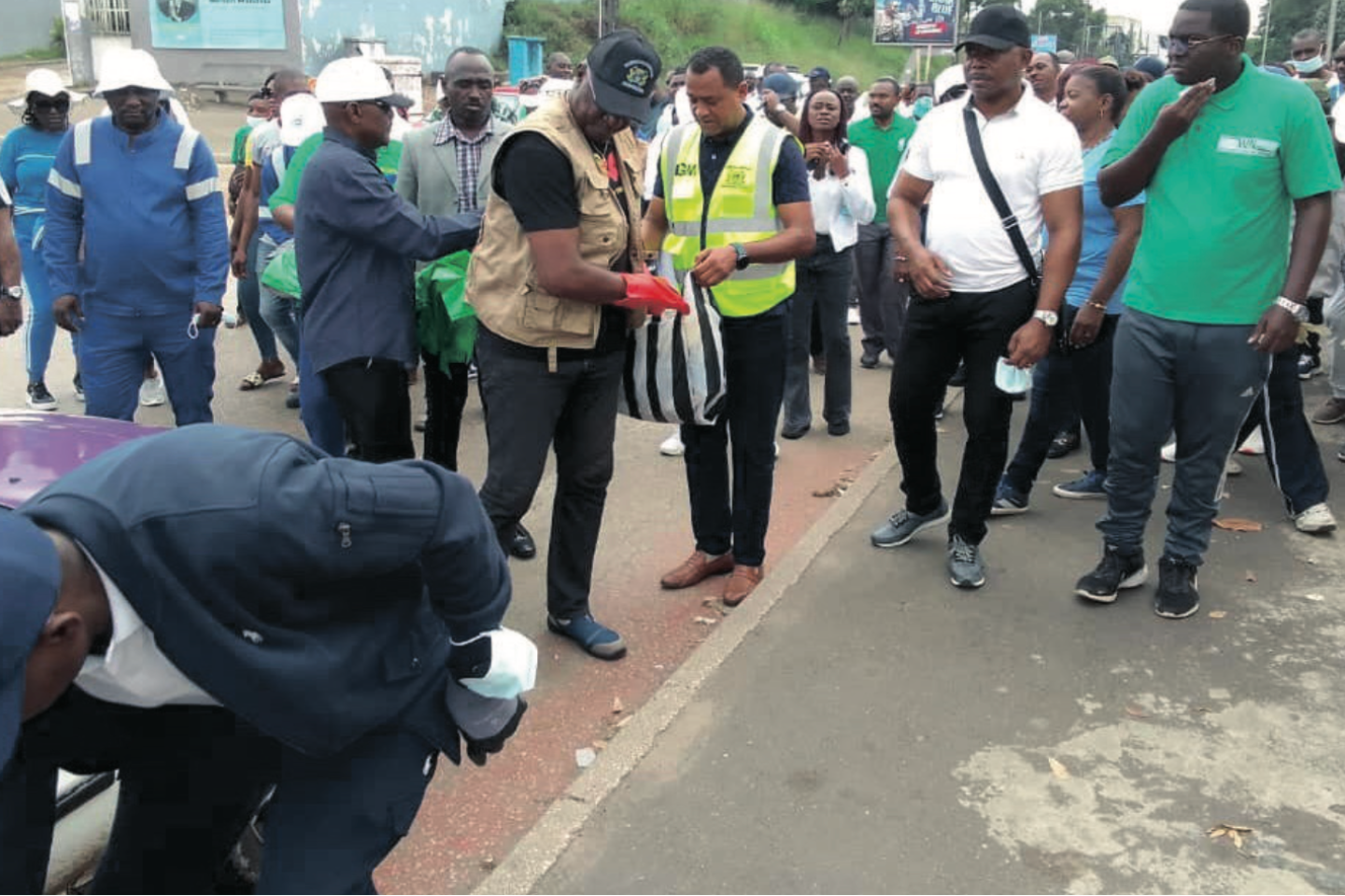 Le délégué spécial de Libreville procédant au lancement de la 1ère journée de la restauration du cadre de vie universitaire à l’UOB.