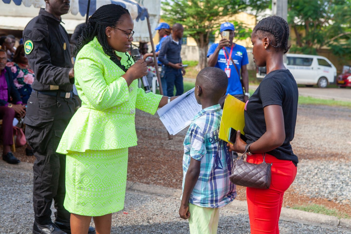 La ministre des Affaires sociales vient de remettre son acte de naissance à un des enfants ayant accédé à la citoyenneté hier dans le Komo-Kango.