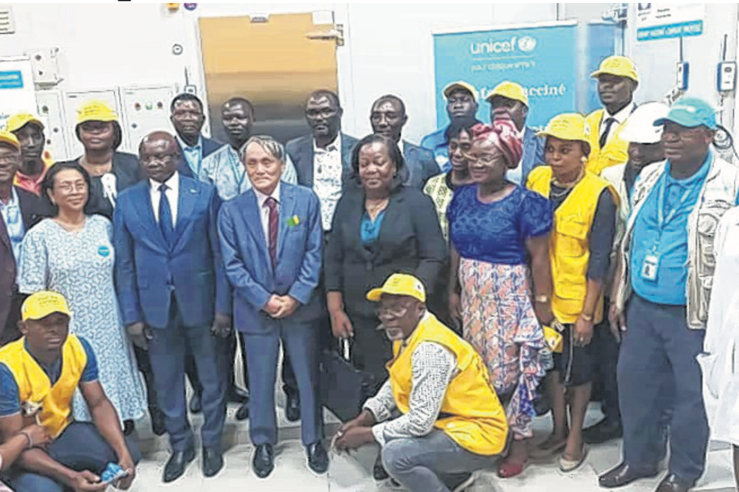 Les officiels posent à l’intérieur du magasin de stockage des vaccins après inauguration.