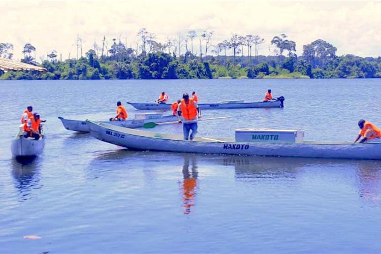 Gamba : remise de pirogues et de chèques aux populations locales pour leur autonomisation