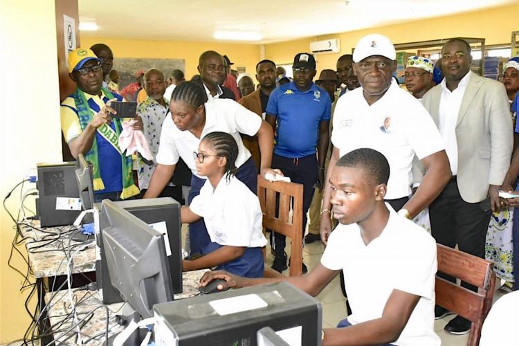 Tchibanga : Pierre-Alain Mounguengui dote le lycée Nazaire Boulingui d'une salle multimédia