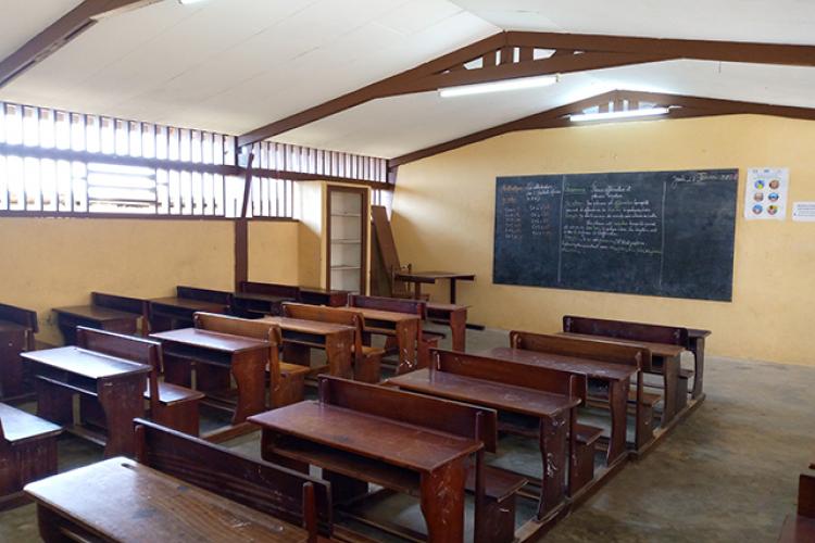 Salle de classe vide 