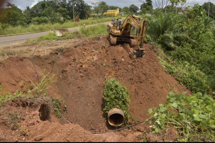 Travaux de réparation de la canalisation DN 1000 endommagée Libreville, le 03 janvier 2022_Suite au déboitement de la canalisation principale de transport d’eau DN 1000 enregistré à Ntoum le mercredi 29 décembre 2021, le débit d’eau moyen arrivant sur le Grand Libreville enregistre une baisse significative de 1200 m3/h, soit environ 12%. Ce déficit de la quantité d’eau disponible à la consommation conduit la SEEG à mettre en place une disposition spéciale qui permet d’alterner la desserte, selon le plan