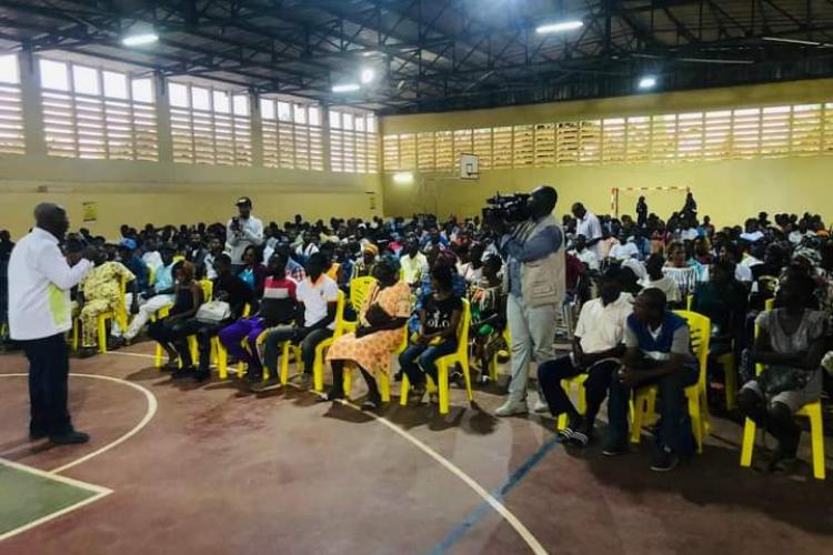 Raymond Ndong Sima marque des points auprès des Molvillois