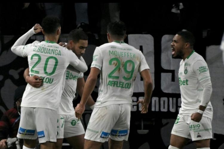 Dénis Bouanga et les Verts lors de la victoire face à Angers