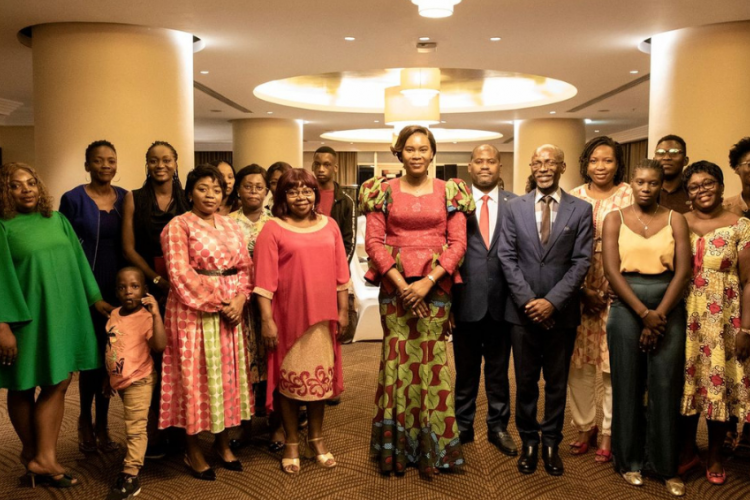 Première Dame avec la communauté gabonaise en Ouganda