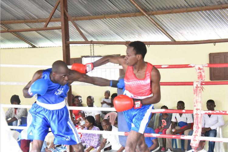 Boxe : Jeu de chaises musicales...