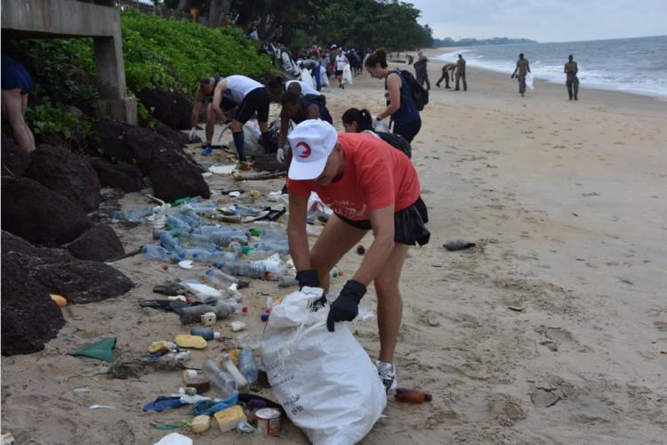 Lutte contre l'insalubrité : Les éléments français au Gabon sur des plages de Libreville