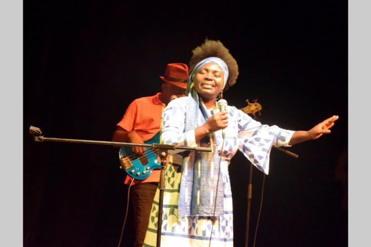 Spectacle : Salle comble pour Annie-Flore Batchiellilys