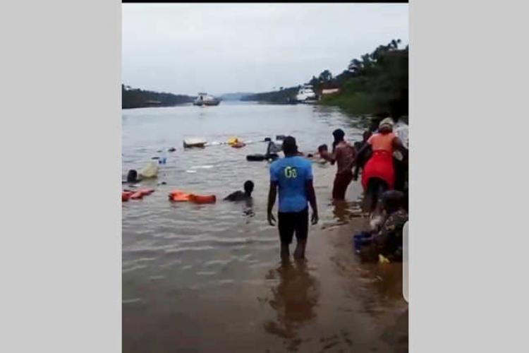 Département d’Etimboué : Un véhicule termine sa course dans l'eau !