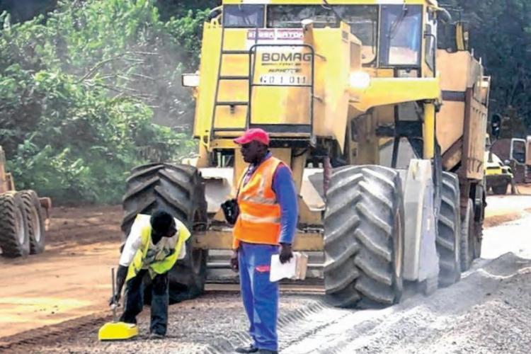 L’évolution du chantier Bifoun-Ndjolé, exécuté par Sogéa-Satom, a été jugée «insatisfaisante et dérisoire» par le ministre des Travaux publics.