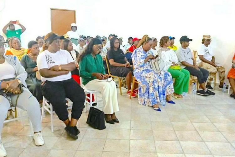 L’assistance à la conférence-débat à laquelle ont été associées les femmes emprisonnées.