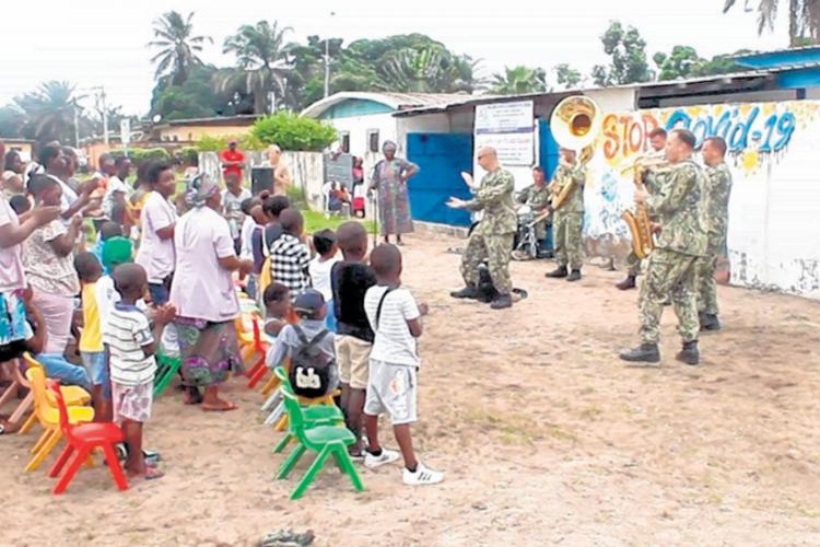 Port-Gentil : la fanfare de la Navy enchante des enfants vulnérables