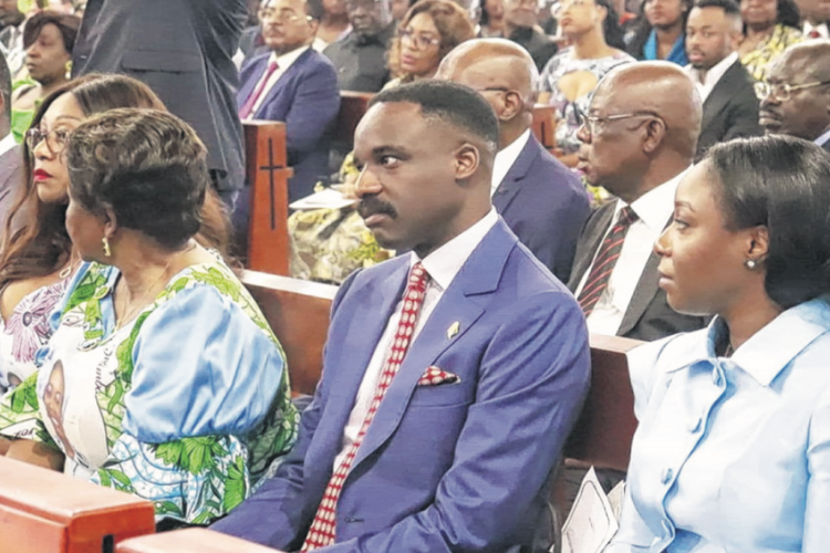 Une vue de l’assistance parmi laquelle Yacine Queenie et Omar Denis Bongo Ondimba,au cours de la messe