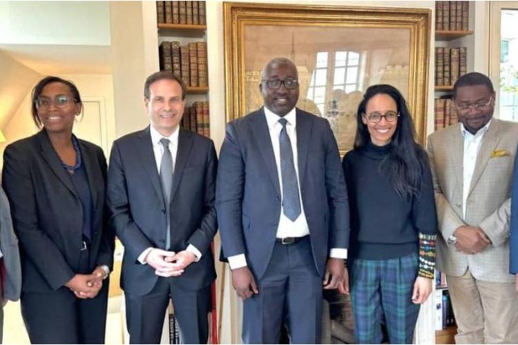 Le Bâtonnier du Gabon, Me Raymond Obame Sima (c), avec ses confrères parisiens après une séance de travail.