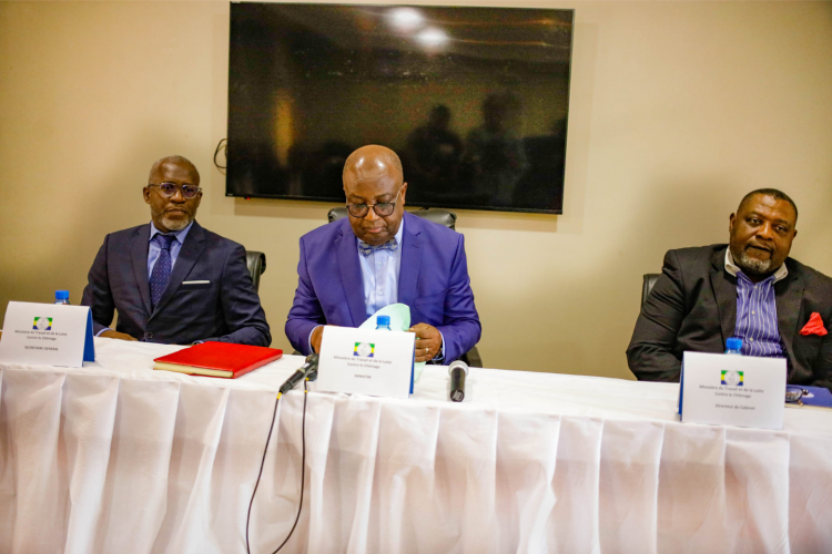 Le ministre du Travail, Adrien Nguema Mba (centre) présidant a rencontre.