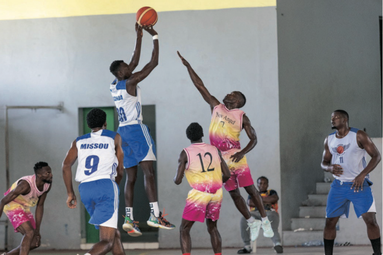 Les rencontres de la Coupe du Gabon sont âprement disputées.