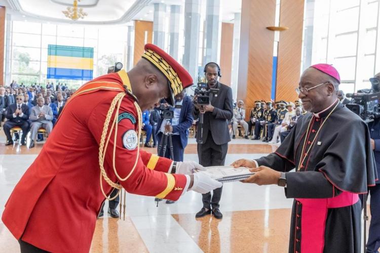 Mission accomplie pour Mgr Jean-Patrick Iba-Ba qui remet le rapport au chef de l’État Brice Clotaire Oligui Nguema.